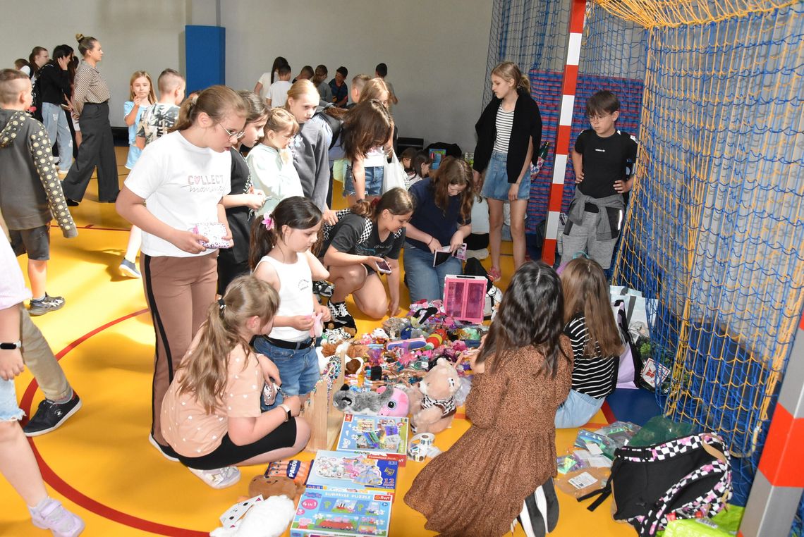 Bazarek z zabawkami w Szkole Podstawowej nr 1 w Płońsku Bazarek z zabawkami w Szkole Podstawowej nr 1 w Płońsku