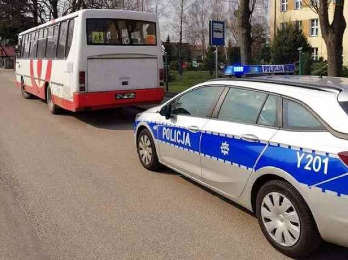 Bez uprawnień przewoził autobusem pasażerów. Okazało się też, że jest poszukiwany