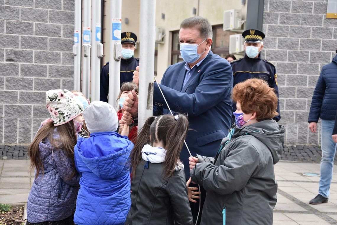 Biało-czerwona na maszcie czyli płońskie obchody Święta Flagi