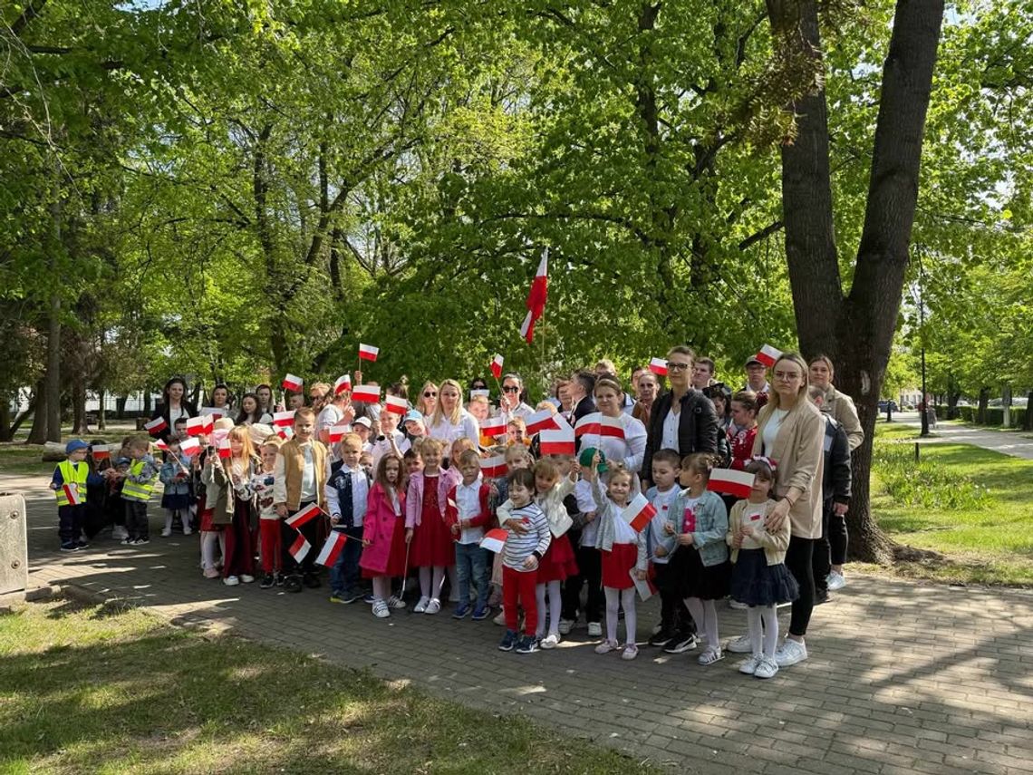 Biało-czerwone świętowanie Stowarzyszenia "Podajmy Sobie Ręce"