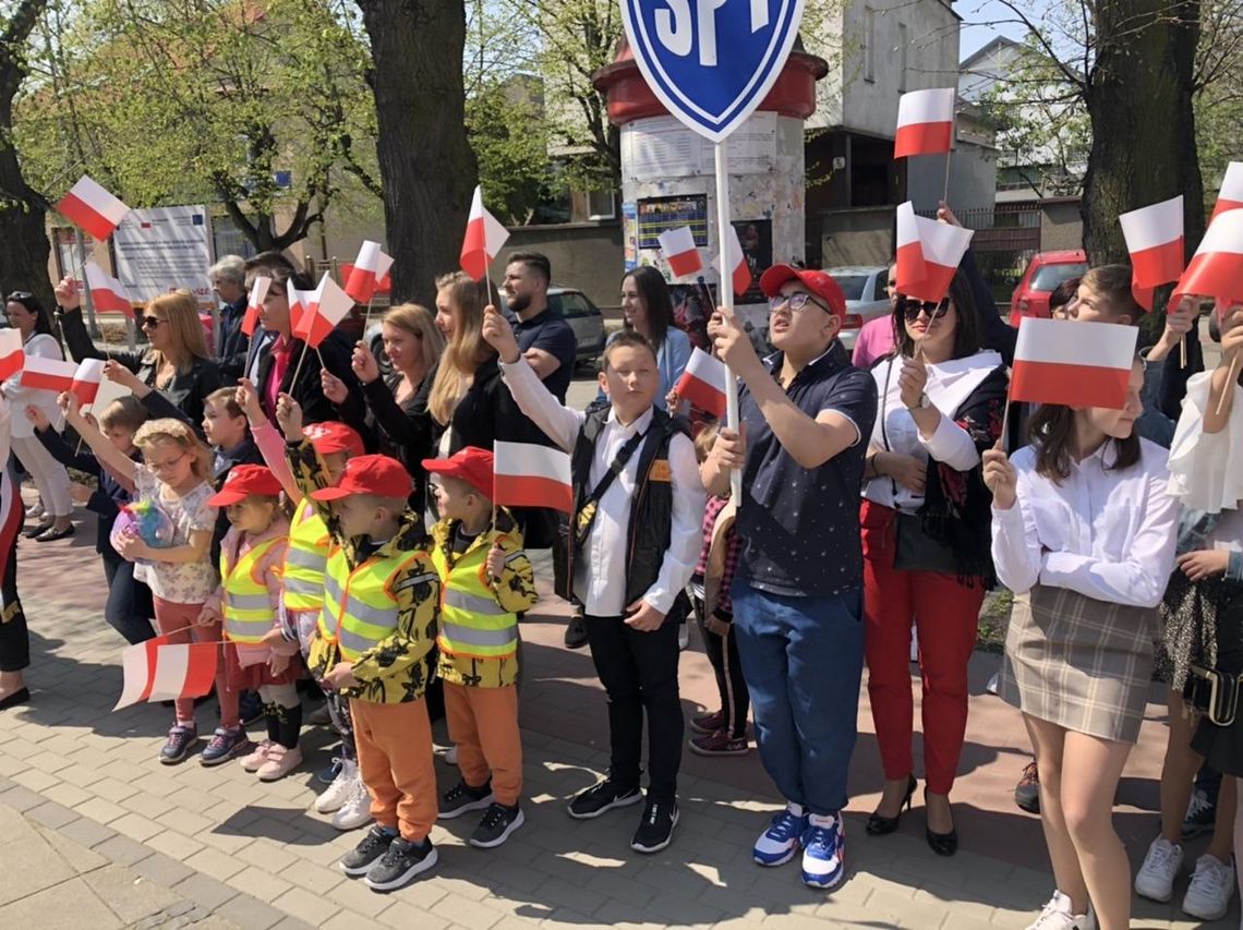 Biało-czerwono na placu przed ratuszem. Dzień Flagi RP w Płońsku