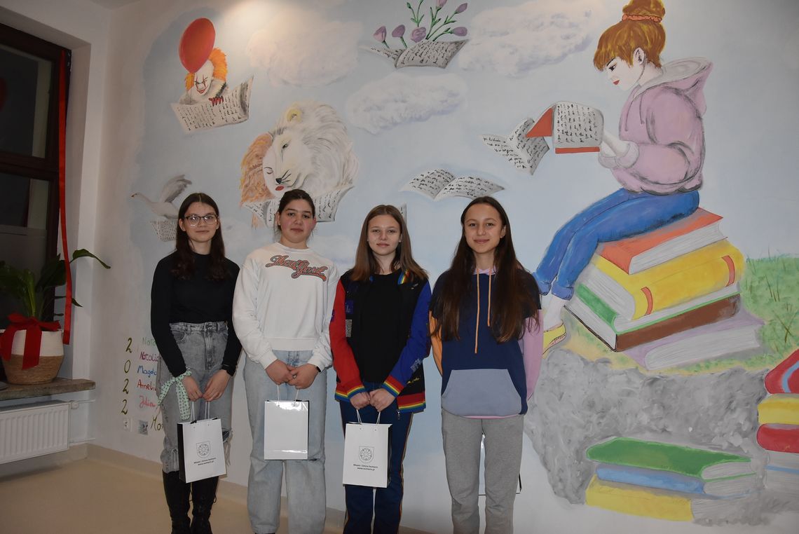 Biblioteczny mural promujący czytelnictwo w Sochocinie