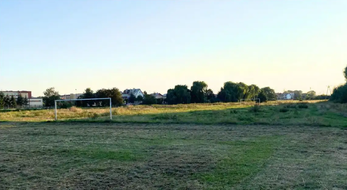 Boisko jeszcze nie w tym roku. Miasto czeka na decyzję wykonawcy i szuka środków