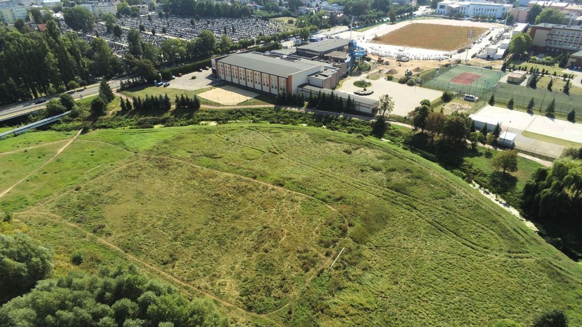 Boisko treningowe nad Płonką wciąż bez budowy. Burmistrz uspokaja mieszkańców