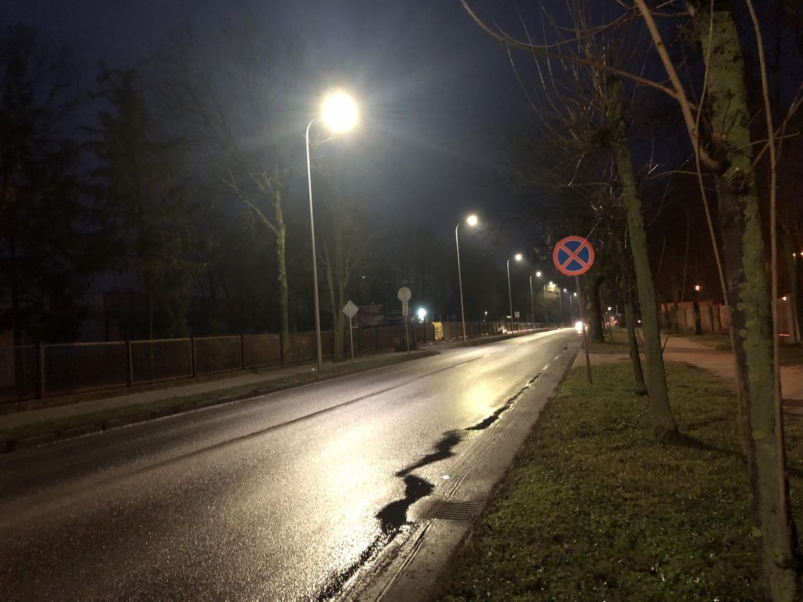 Brak oświetlenia na terenach zielonych i ścieżkach rowerowych, ograniczenie działania oświetlenia ulicznego. Stawki poszły w górę o blisko 80%