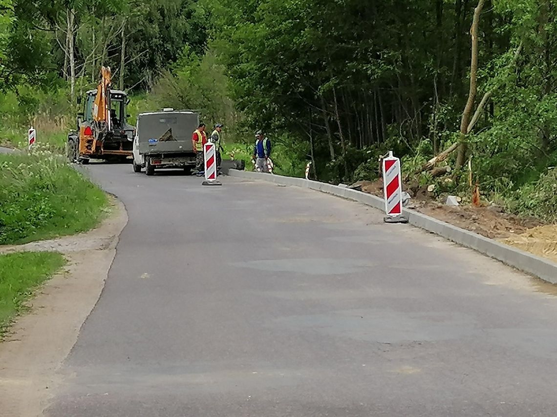 Budowa kładki i chodnika w miejscowości Kamienica.