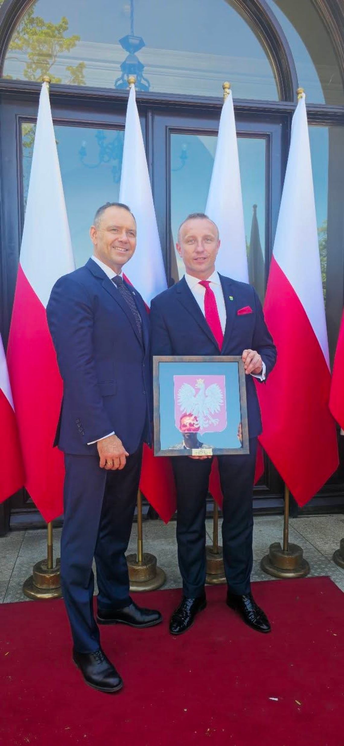 Burmistrz Miasta i Gminy Staroźreby odebrał godło z rąk Prezydenta Karola Nawrockiego Burmistrz Miasta i Gminy Staroźreby odebrał godło z rąk Prezydenta Karola Nawrockiego
