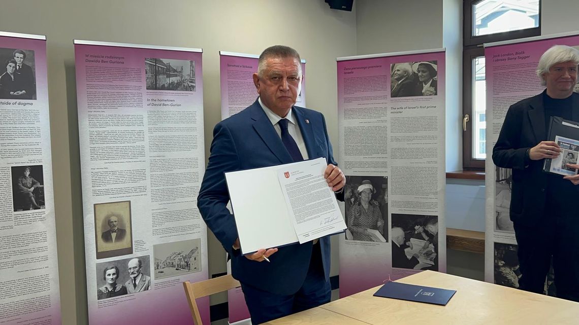 Burmistrza Płońska podpisał deklarację przeciw antysemityzmowi Burmistrza Płońska podpisał deklarację przeciw antysemityzmowi