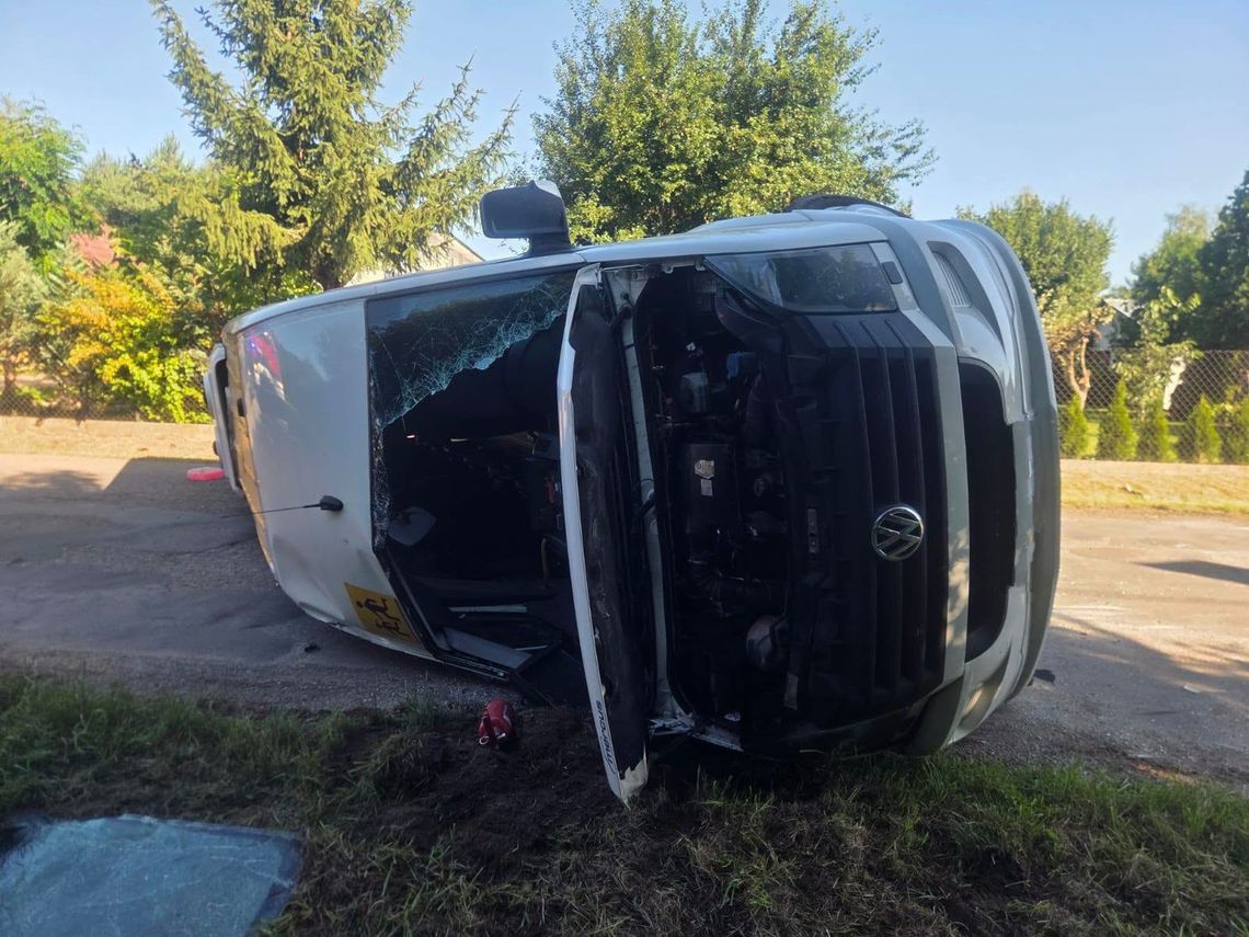 Bus przewrócił się na bok w Karolinowie Bus przewrócił się na bok w Karolinowie