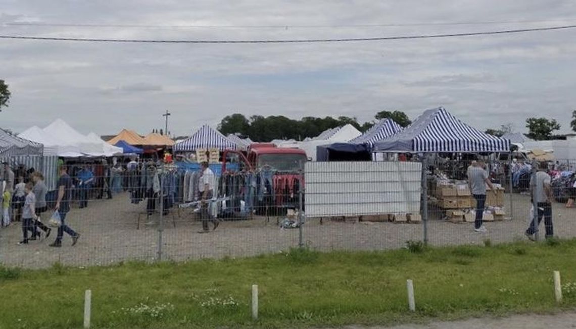 "Był zakaz handlu ubraniami a burmistrz żąda od nas opłaty rezerwacyjnej" - handlarze protestują, ratusz wyjaśnia