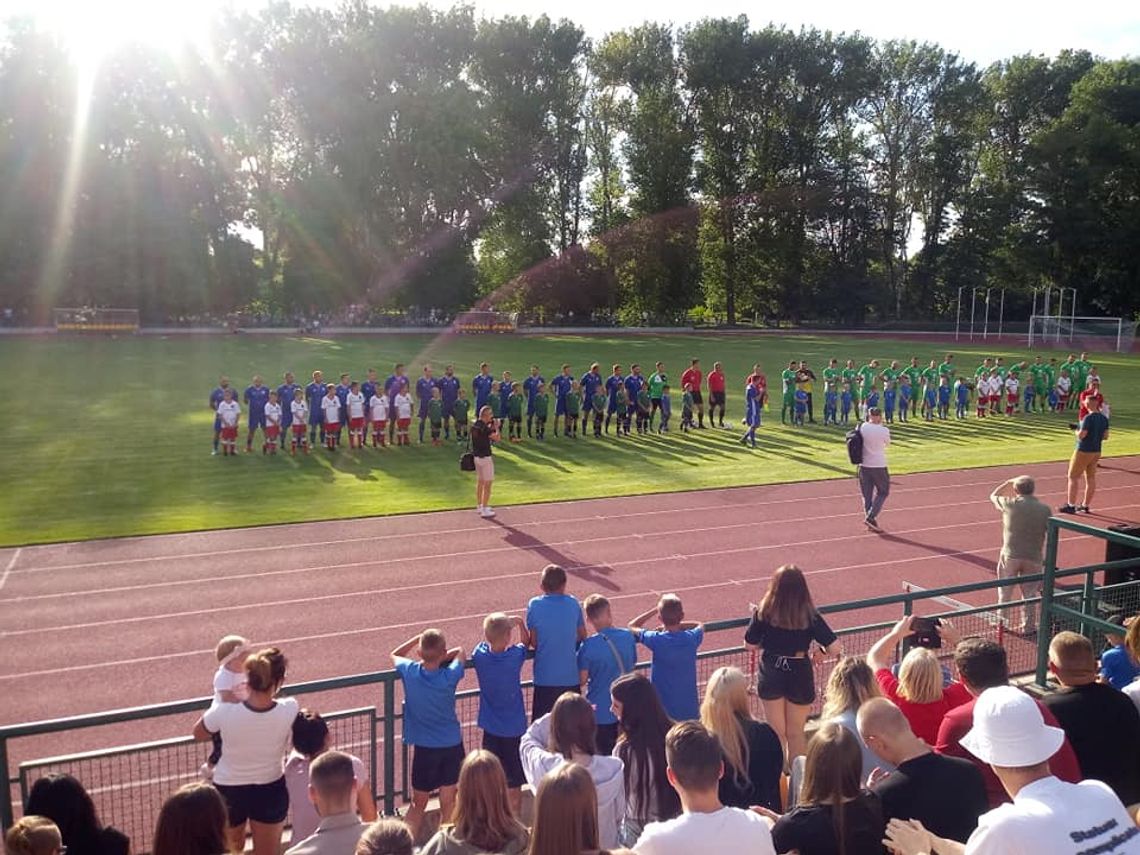 Charytatywny mecz z udziałem Quebonafide na ciechanowskim stadionie. Na pomoc dla 10-miesięcznego Oliwiera