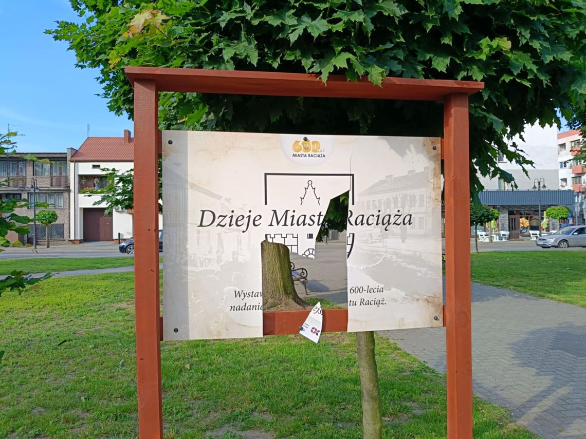 Chuligański incydent w Raciążu. Zniszczona historyczna wystawa