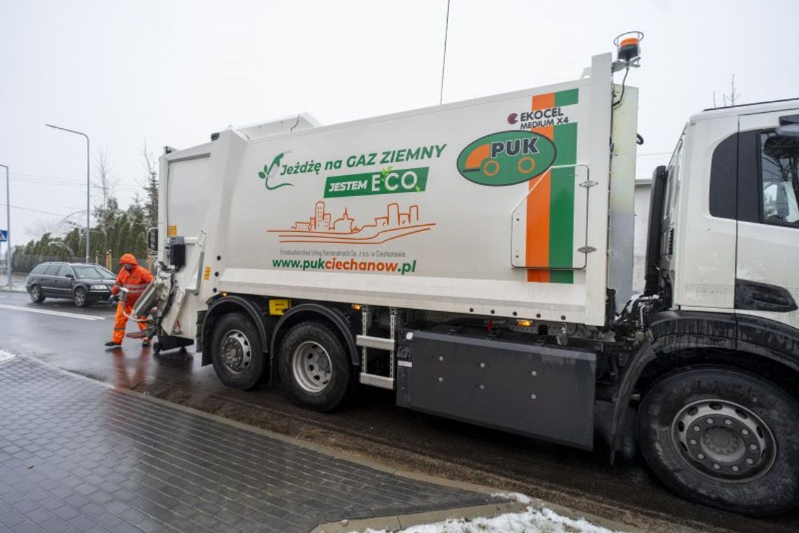 Ciechanów kupił śmieciarki zasilane gazem. Mniej spalin, nowe technologie i większe oszczędności