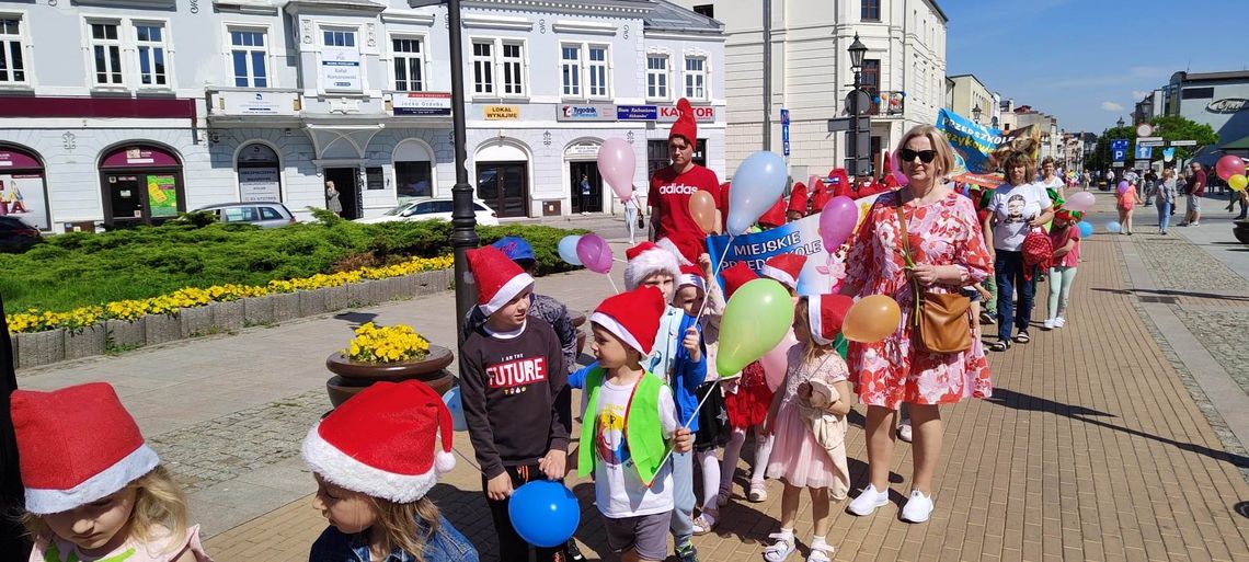 Ciechanów opanowały krasnoludki. Świętowały urodziny Marii Konopnickiej