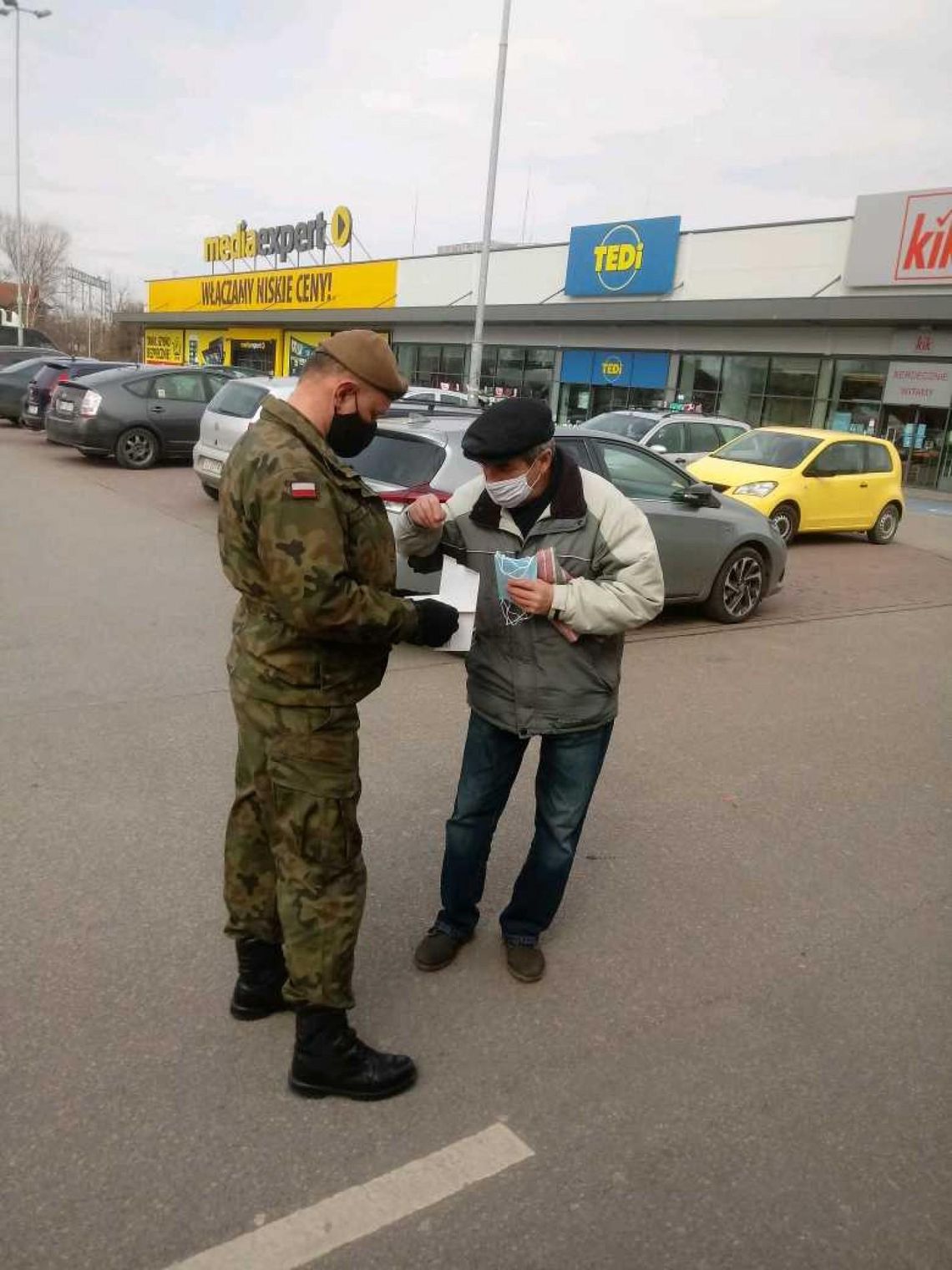 Ciechanowscy Terytorialsi rozdawali maseczki mieszkańcom Warszawy