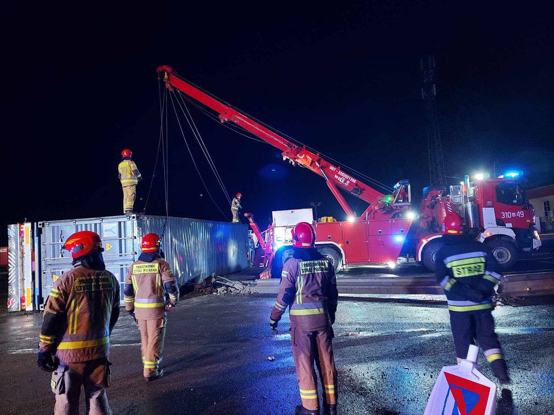Ciężarówka przewróciła się w poprzek drogi na DK 7 w Załuskach