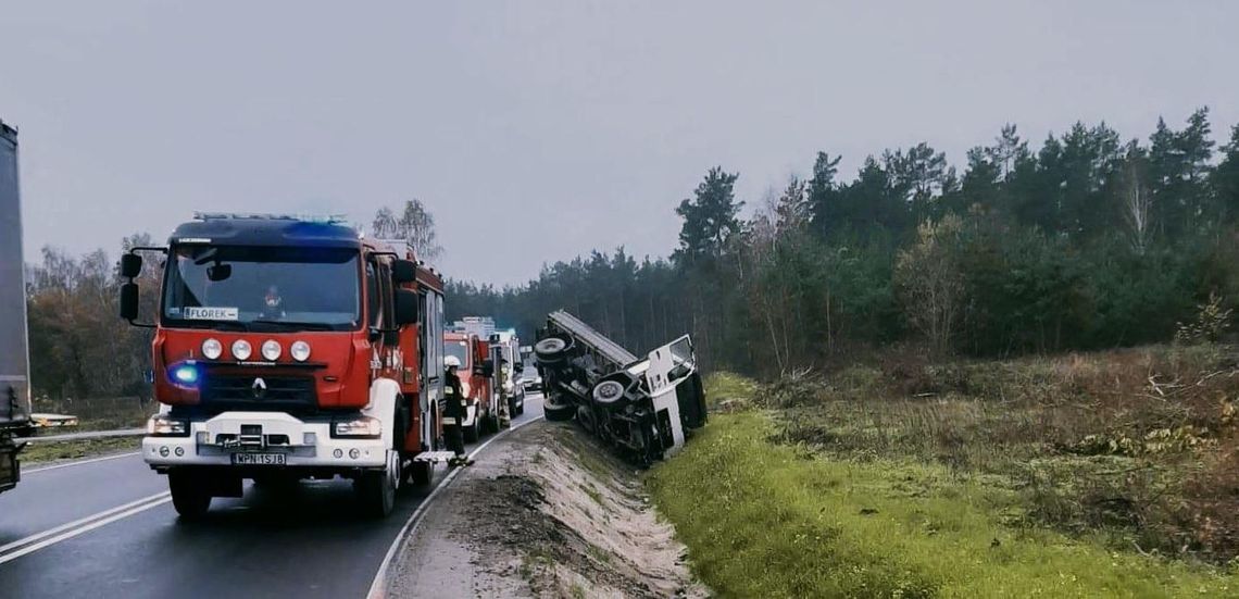 Ciężarówka w rowie na DK7. Kierowca przewieziony do szpitala