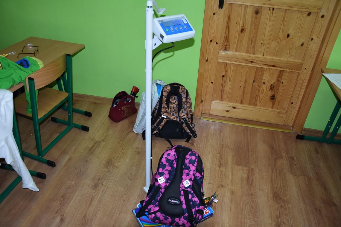 Ciężary na plecach. Zważono plecaki uczniom SP 1 w Płońsku 