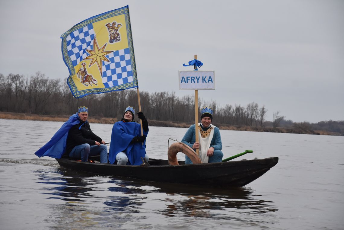 Czerwińska tradycja. Królowie przypłynęli łodziami do dzieciątka Jezus