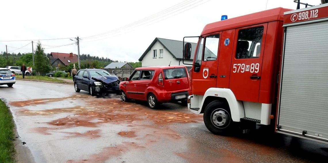 Czołowe zderzenie dwóch osobówek 