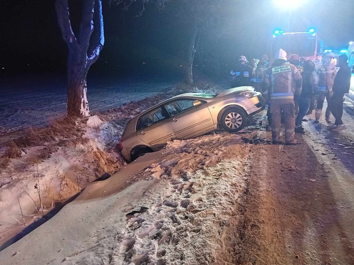 Czołowe zderzenie dwóch osobówek w Mystkowie. 4 osoby trafiły do szpitala