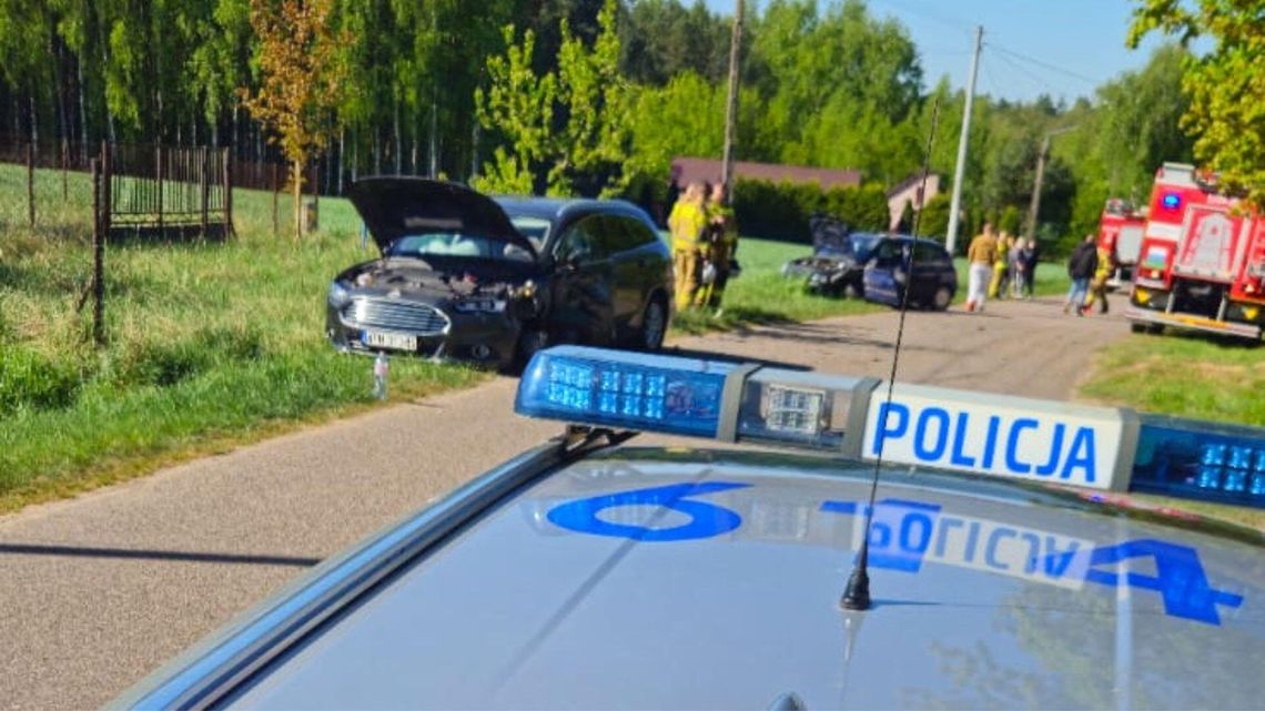 Czołówka między Śródborzem a Kiełkami. 86-latka przewieziona do szpitala