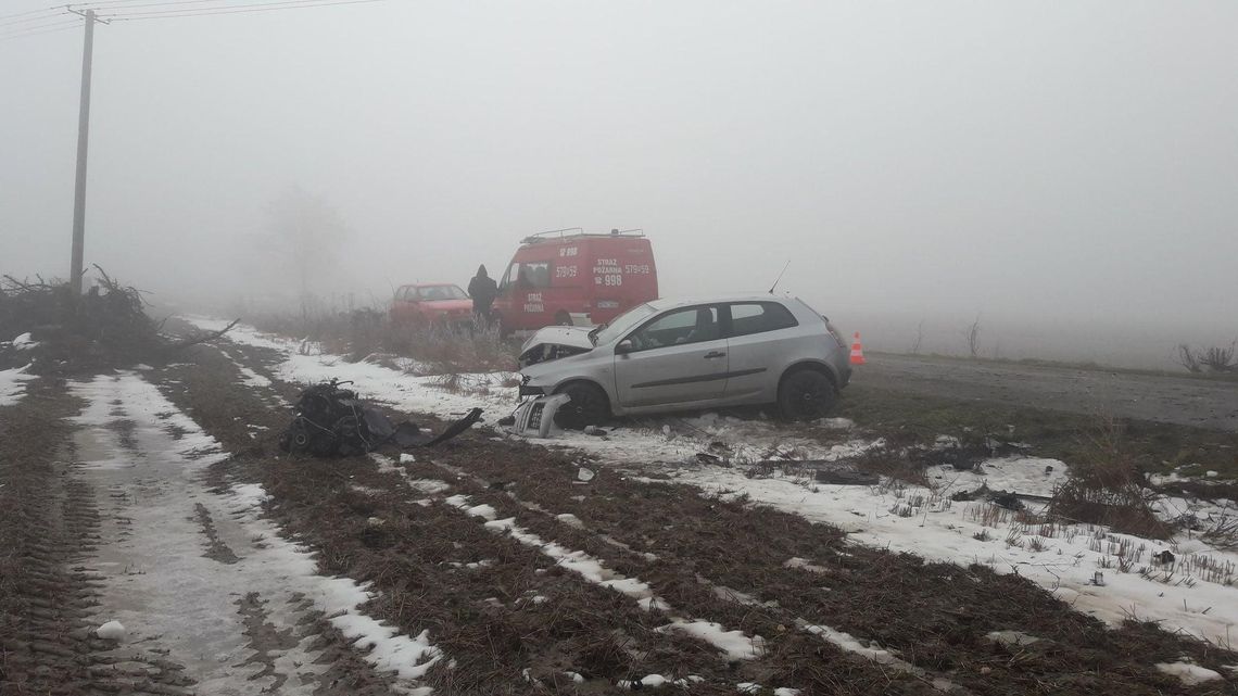 Czołowo w przydrożne drzewo, 32-latka w szpitalu