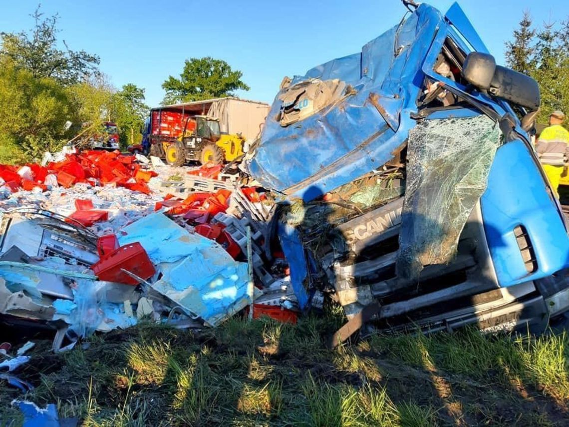 Dachowanie ciężarówki w Ciemniewie. Kierowca w szpitalu