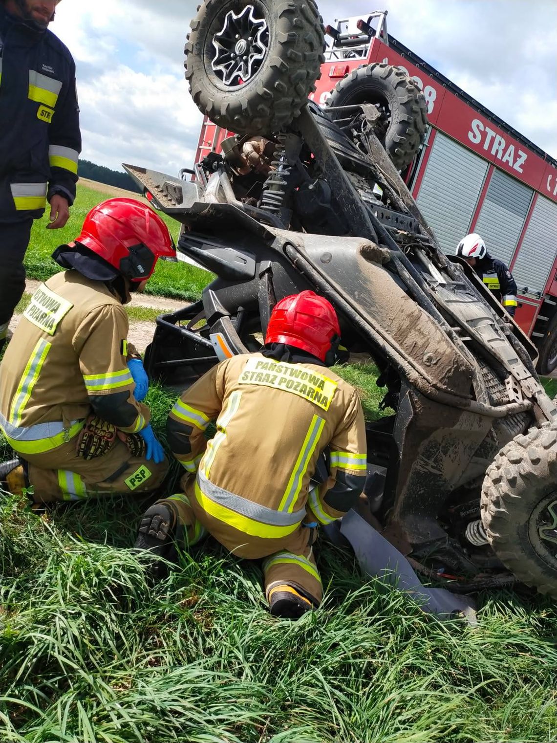 Dachowanie czterokołowca. Pasażer z obrażeniami został zabrany do szpitala pogotowiem lotniczym