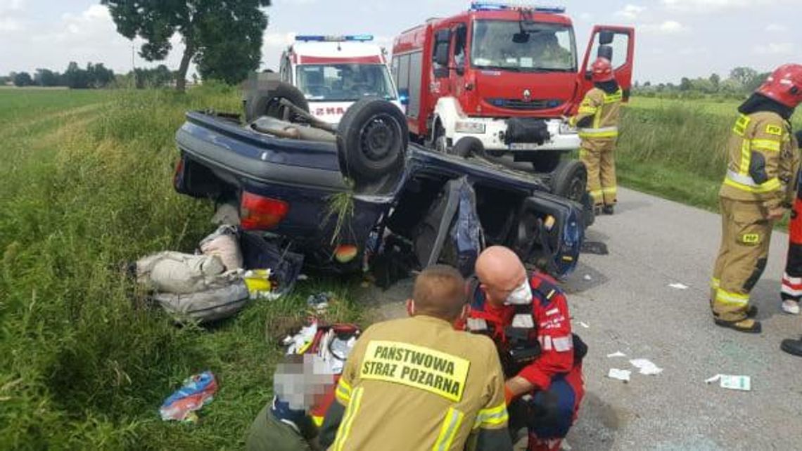 Dachowanie osobówki w Sosenkowie. 4 osoby zostały poszkodowane 