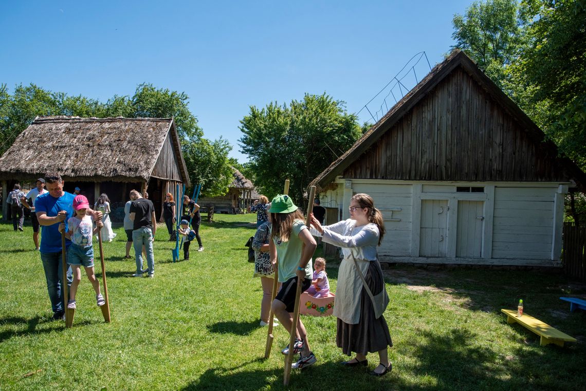 Dawne życie na wsi, gry i repliki zabawek. Wszystko to na Dzień Dziecka w sierpeckim skansenie