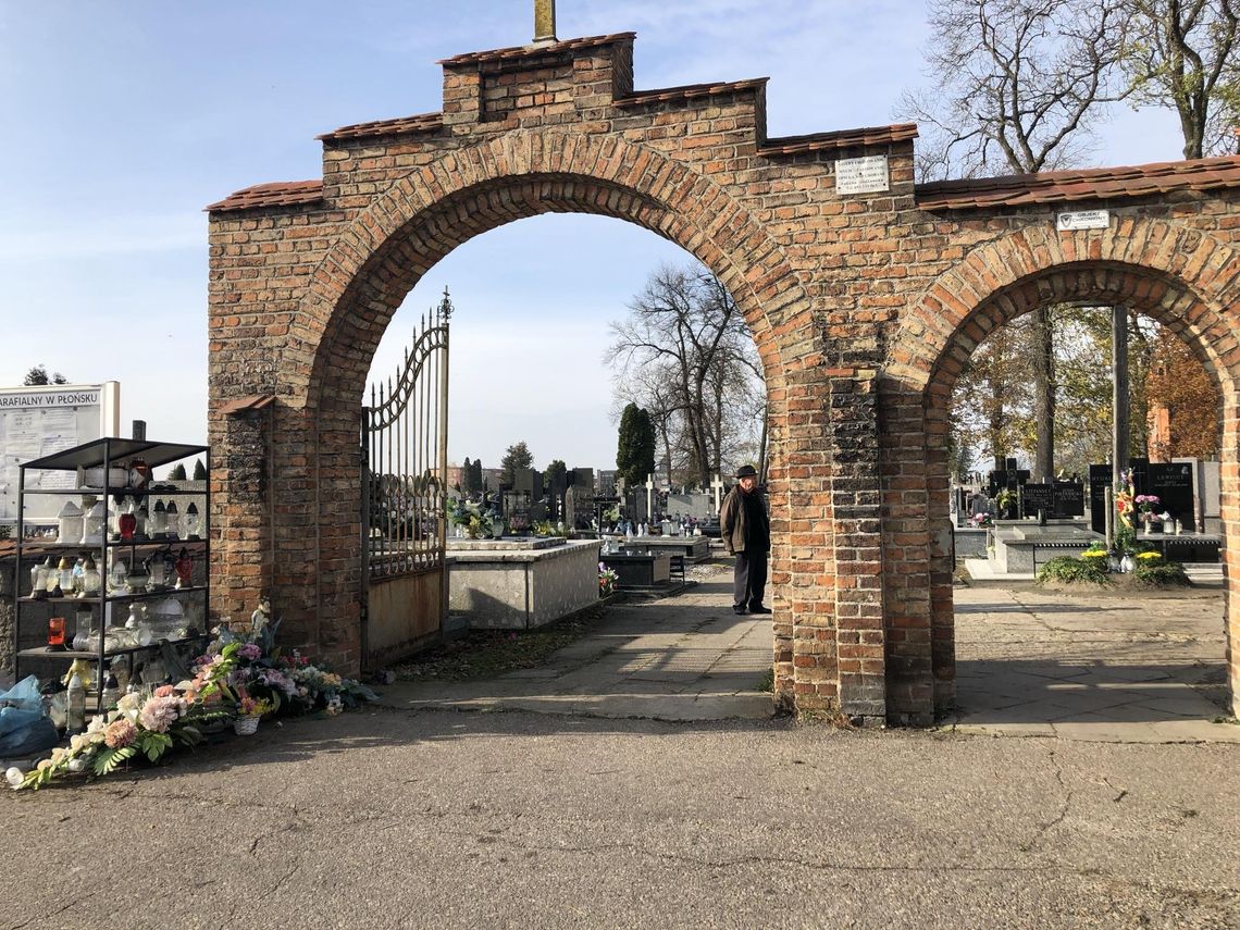 Dodatkowe parkingi i wzmożone patrole w okolicy cmentarza już od piątku. Wszystkich Świętych w Płońsku Dodatkowe parkingi i wzmożone patrole w okolicy cmentarza już od piątku. Wszystkich Świętych w Płońsku