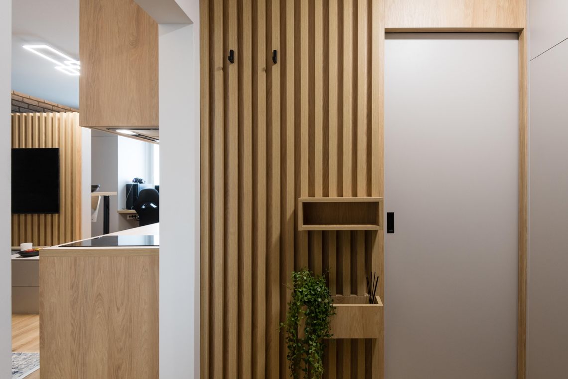 Drewniane lamele w przedpokoju – jak je stylowo zaaranżować? Drewniane lamele w przedpokoju – jak je stylowo zaaranżować?