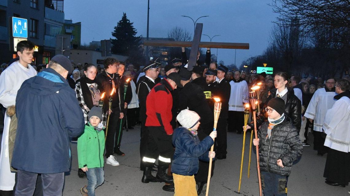 Drogi krzyżowe w Płońsku. Wierni przejdą ulicami miasta Drogi krzyżowe w Płońsku. Wierni przejdą ulicami miasta