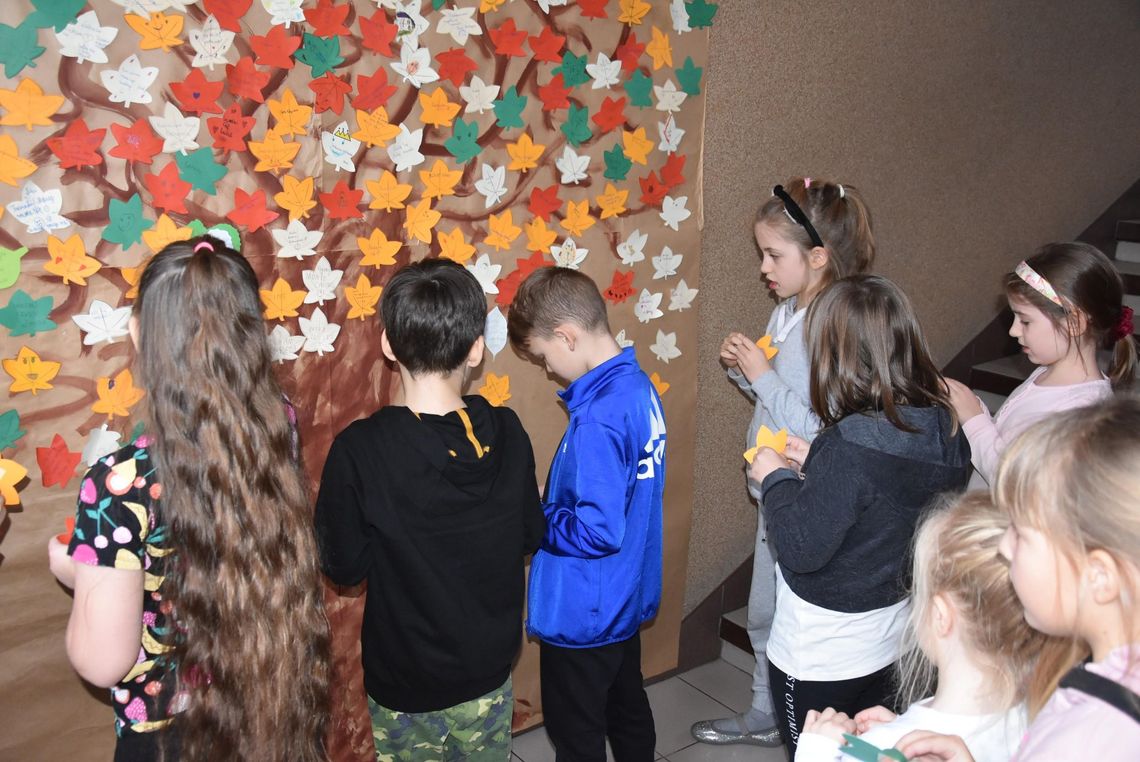 Drzewko życzliwości wyrosło na szkolnym korytarzu Drzewko życzliwości wyrosło na szkolnym korytarzu