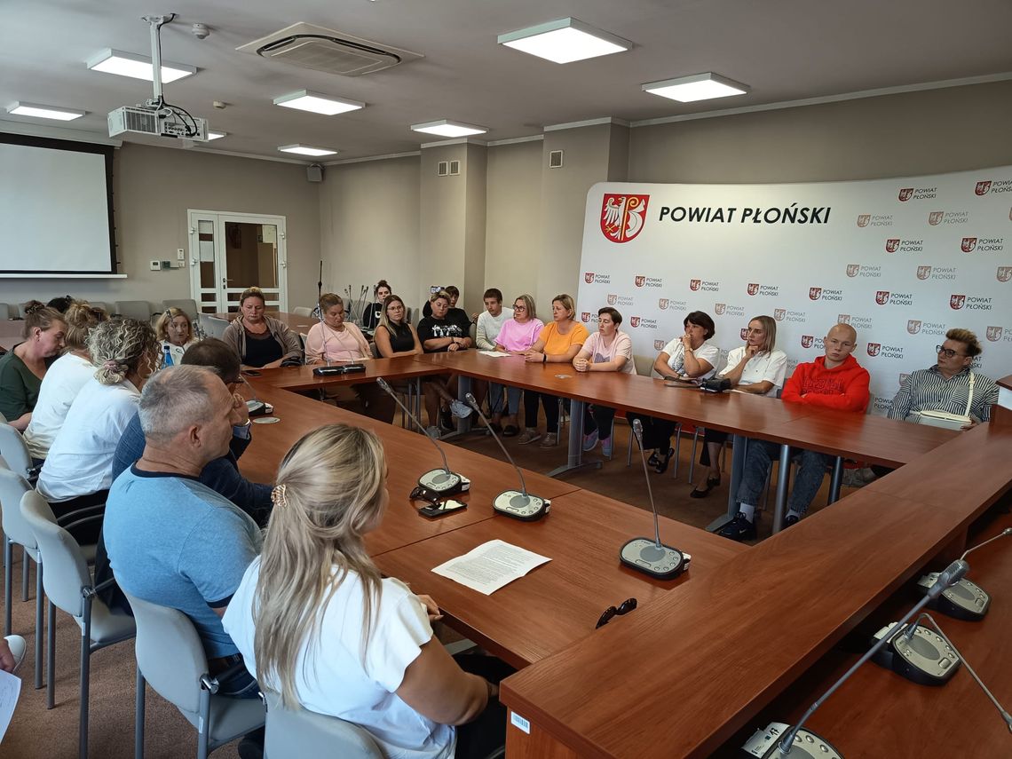 Duże emocje wokół zmiany dyrektora. Rodzice uczniów z Czerwińska protestują Duże emocje wokół zmiany dyrektora. Rodzice uczniów z Czerwińska protestują