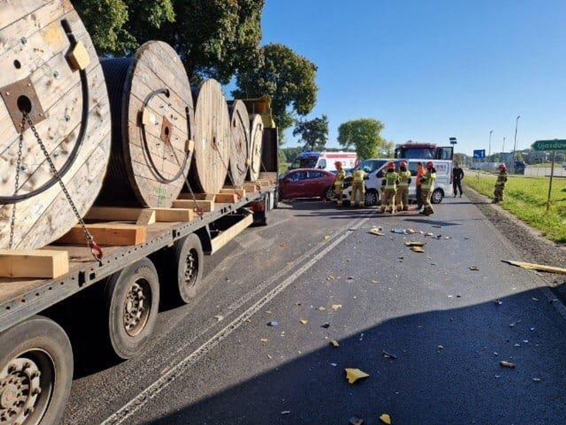 Dwie ciężarówki, bus i osobówka zderzyły się pod Ciechanowem. Znamy szczegóły zdarzenia