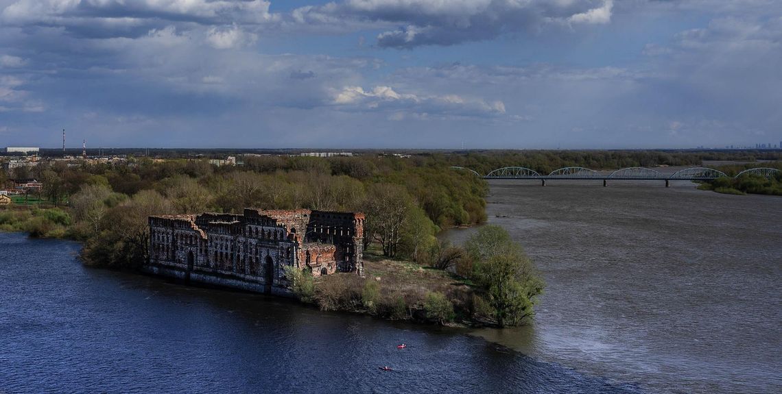 Dwie osoby, w tym dziecko topiły się nad Narwią. Na ratunek ruszyli plażowicze