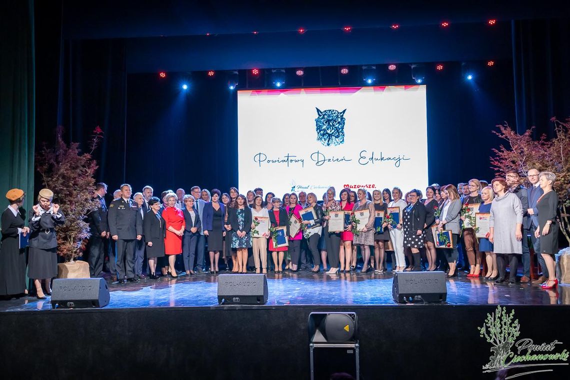 Dyrektorzy i nauczyciele z powiatu ciechanowskiego wyróżnieni. Za nami Powiatowy Dzień Nauczyciela