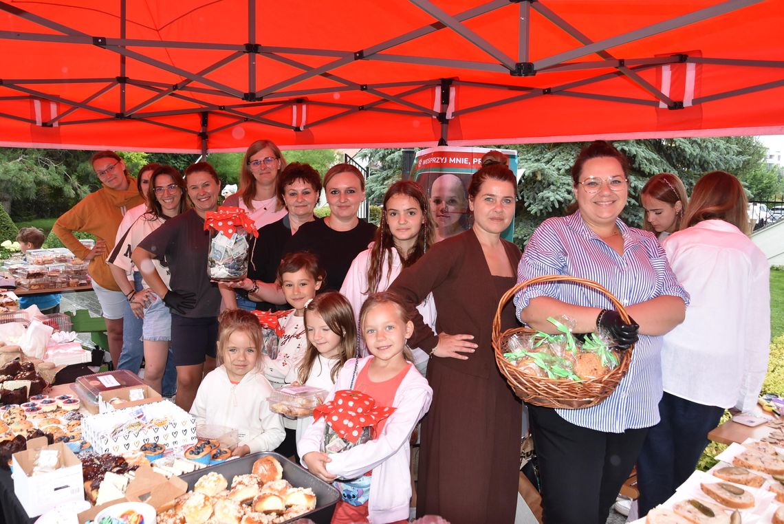 Finansowy sukces podczas charytatywnego kiermaszu ciast na terenie płońskiej parafii