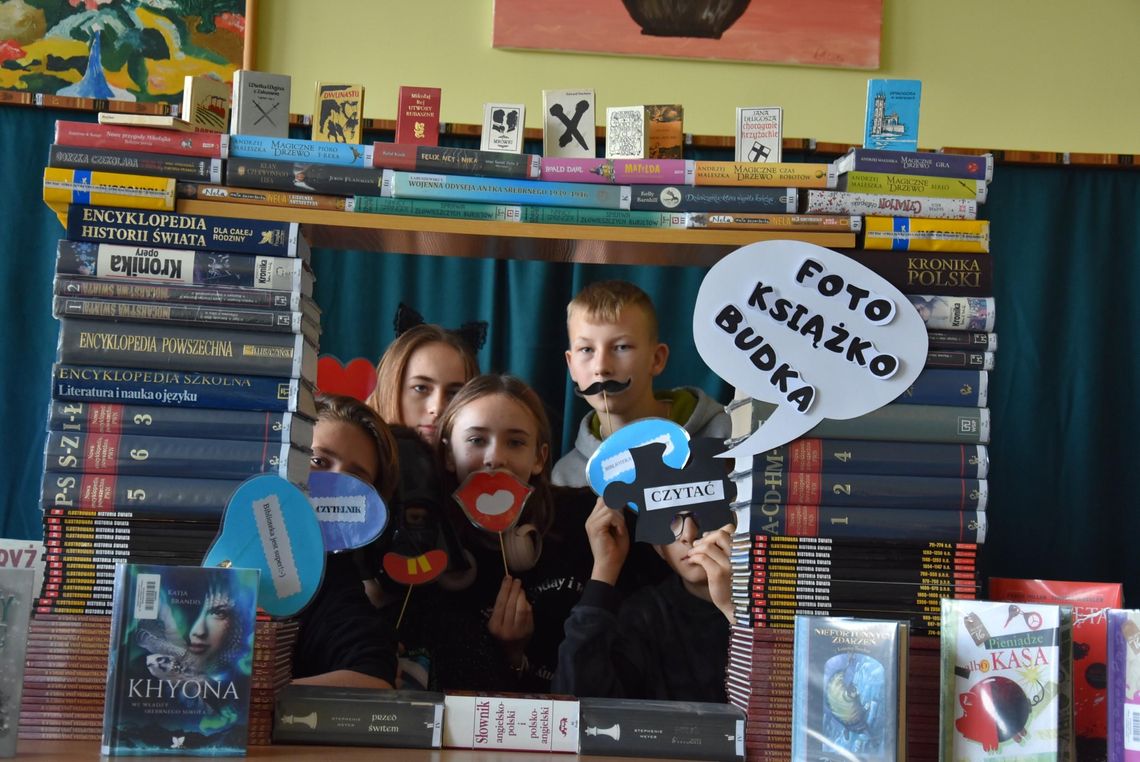 Foto książko budka - szkolną promocją czytania