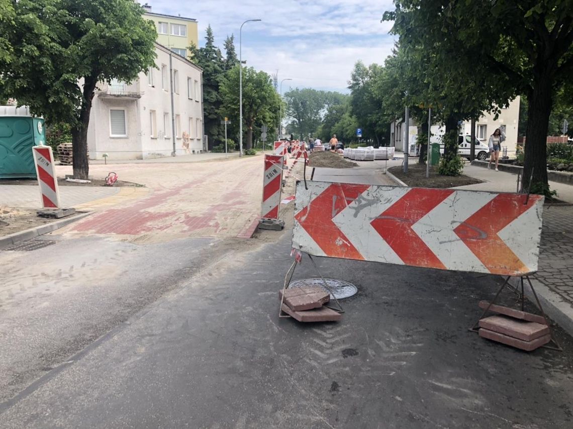"Fragment z kostki nie jest chodnikiem ani drogą rowerową" - płoński ratusz o pracach na Wolności "Fragment z kostki nie jest chodnikiem ani drogą rowerową" - płoński ratusz o pracach na Wolności