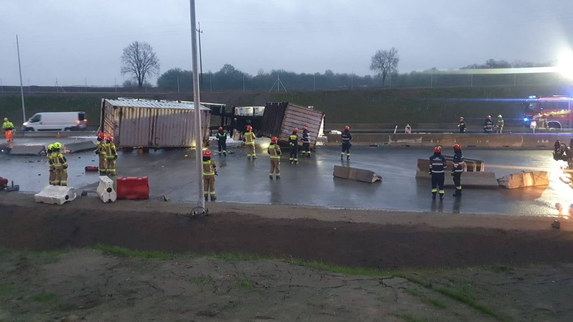 Gigantyczny korek na S7. Ciężarówka z naczepami przewróciła się na trasie