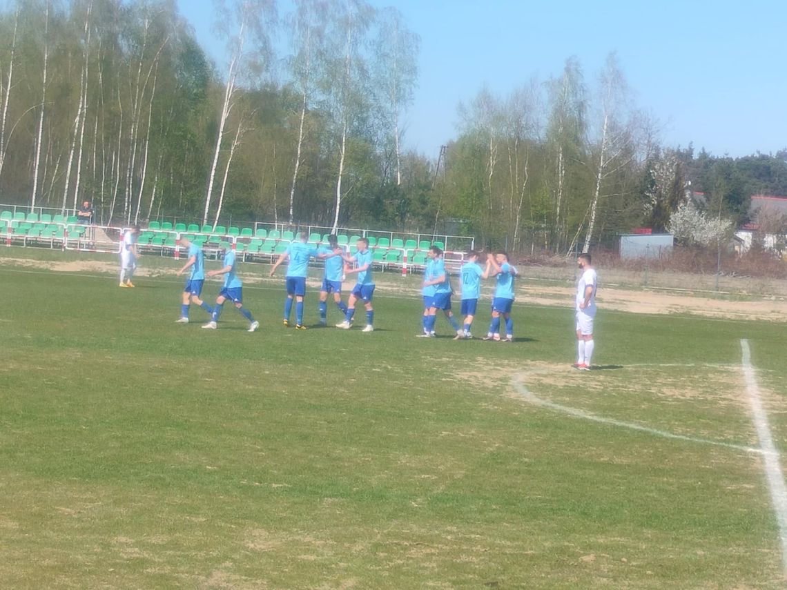 Gladiator wygrywa i pewnie zmierza po awans