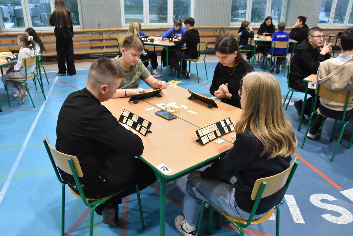 Gra zmuszająca do myślenia. II edycja turnieju rummikub w Lisewie