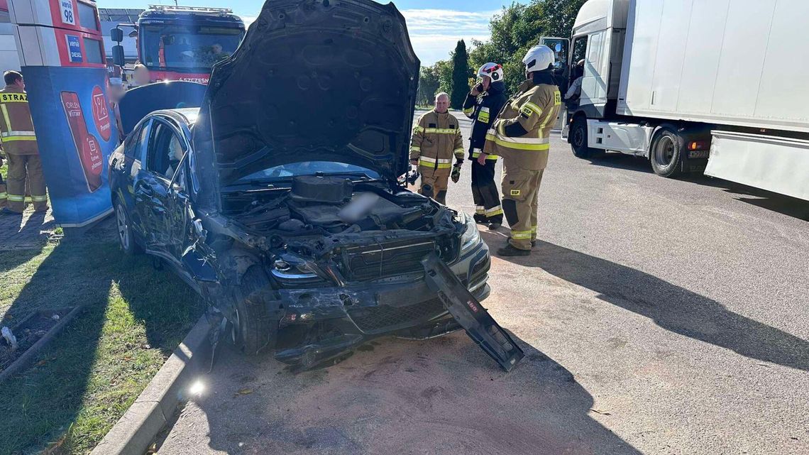 Groźna kolizja ciężarówki i mercedesa w Chociszewie. Sprawca ukarany mandatem