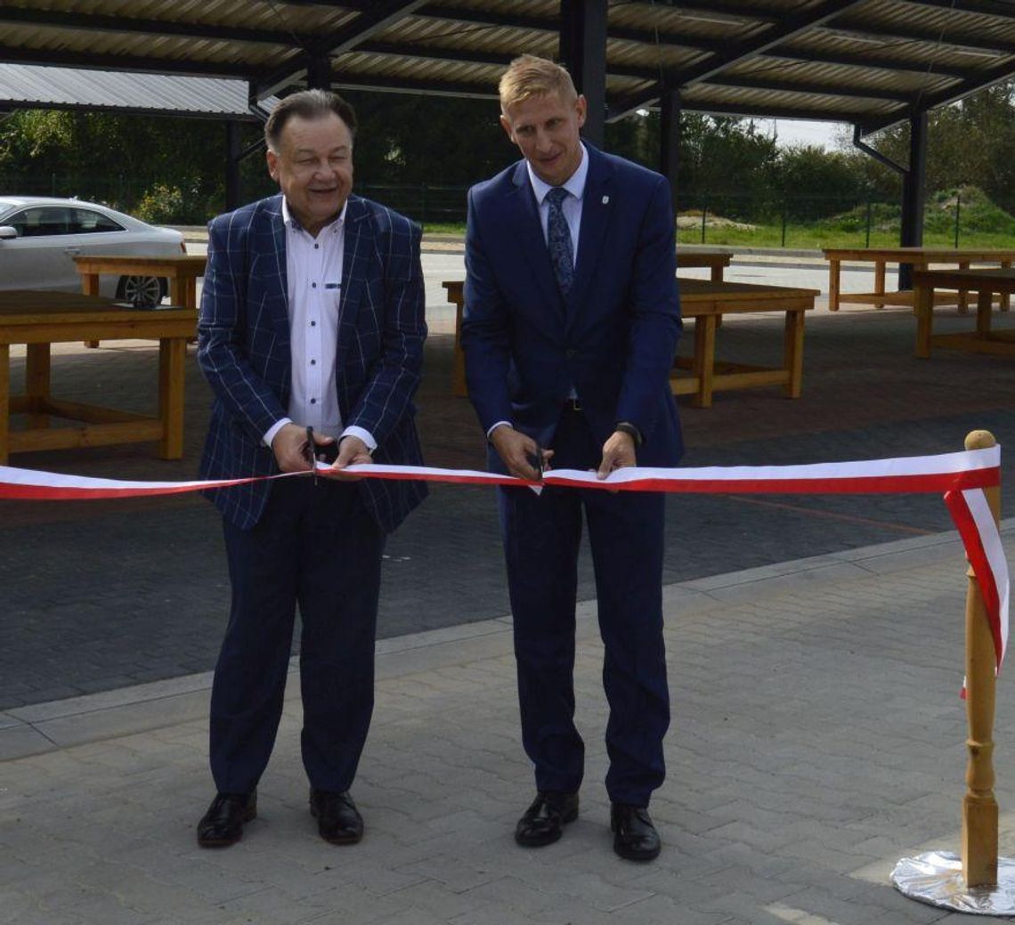 Handel na nowym targowisku. - Jest nowocześnie - słyszymy