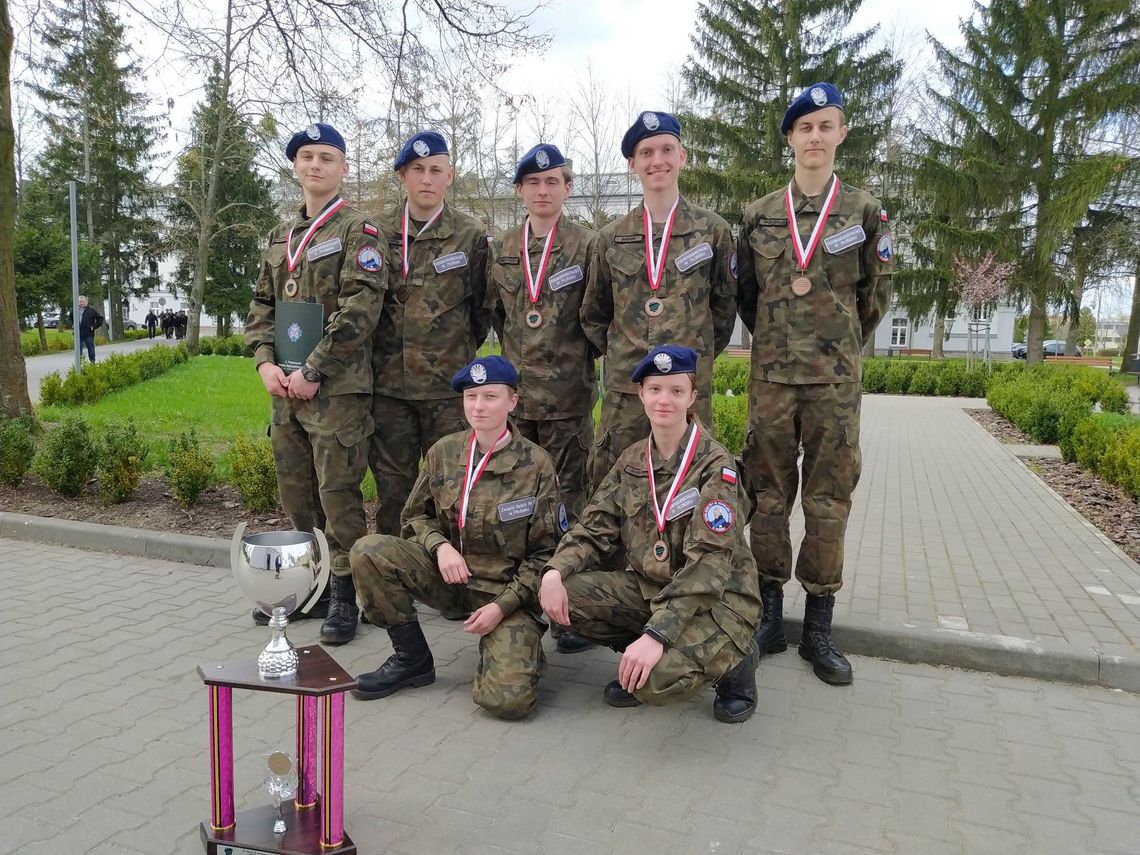 Historyczne podium uczniów Zespołu Szkół nr 1 w zawodach klas wojskowych