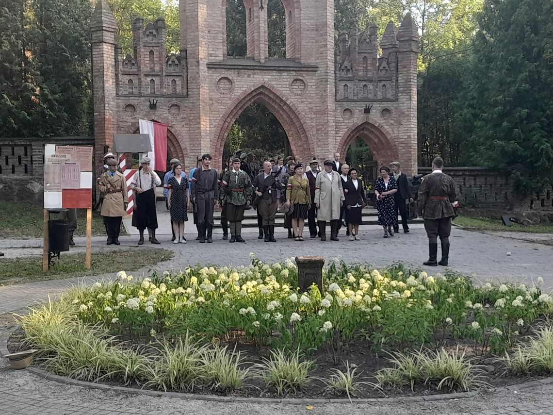 Inscenizacja walk powstańczych w Ciechanowie. Rekonstruktorzy pokazali życie okupowanej Warszawy