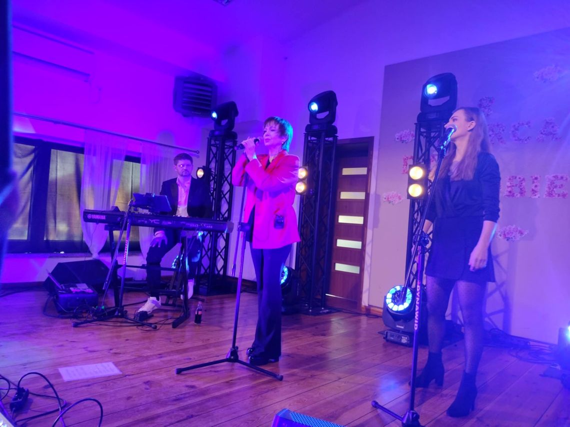 Izabela Trojanowska zaśpiewała w Nowym Mieście Izabela Trojanowska zaśpiewała w Nowym Mieście